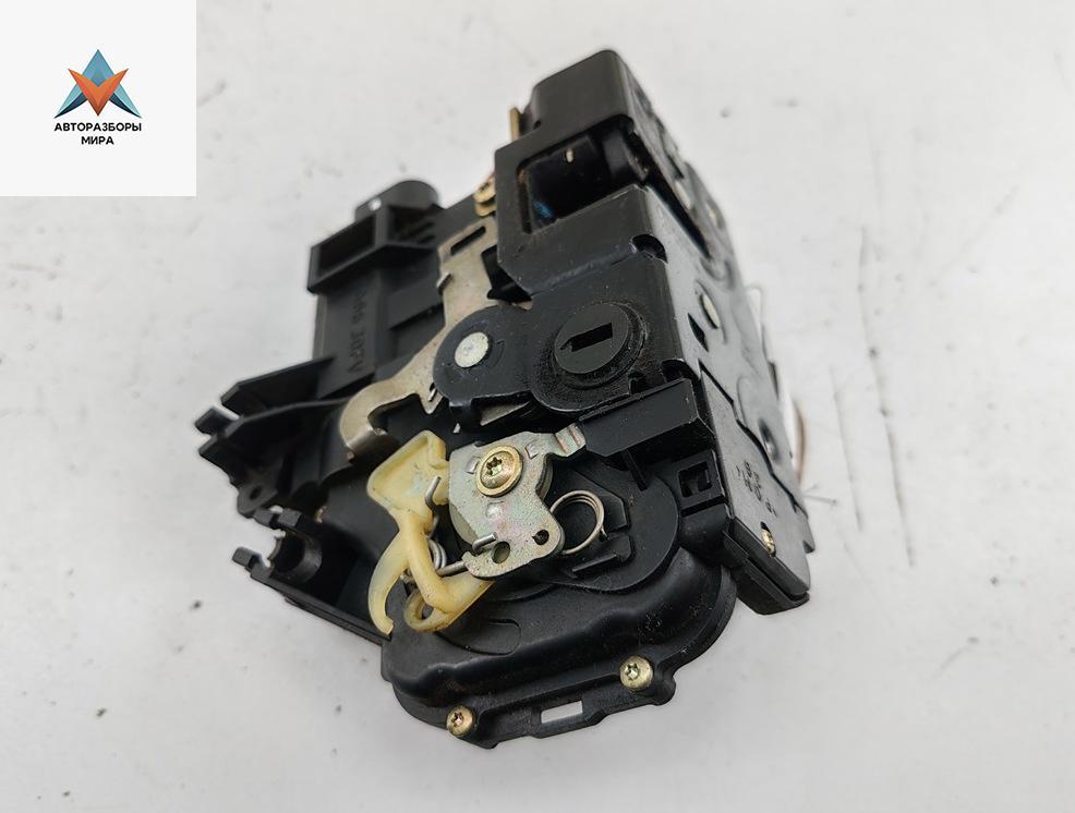 замок двери задней левой Audi A6 4B/C5 1997, 2.8 л., бензин, АКПП, синий, седан, 4B0839015B - фото №1