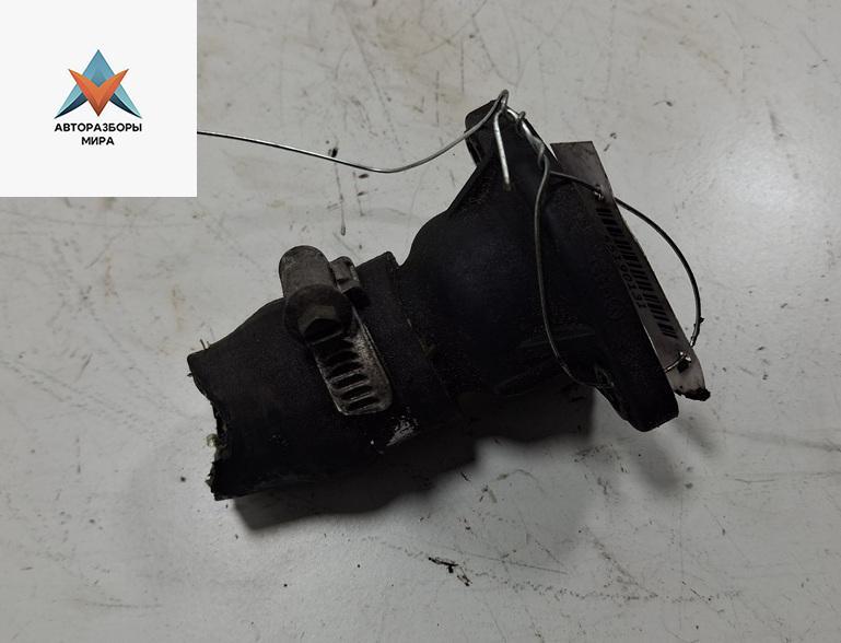 фланец (тройник) системы охлаждения Audi 100 С3 1987, 1.8 л., бензин, МКПП, красный, седан, 026121145E - фото №1