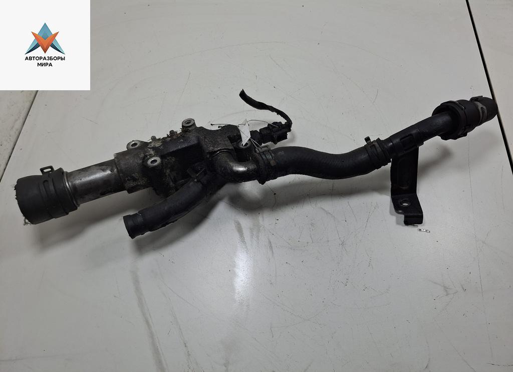 фланец (тройник) системы охлаждения Chevrolet Orlando 1 поколение 2011, 2.0 л., дизель, АКПП, чёрный, минивэн - фото №1