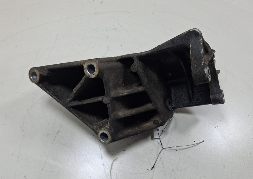 кронштейн (крепление) Volkswagen Transporter T4 1997, 2.4 л., дизель, МКПП, жёлтый, микроавтобус, 074145167