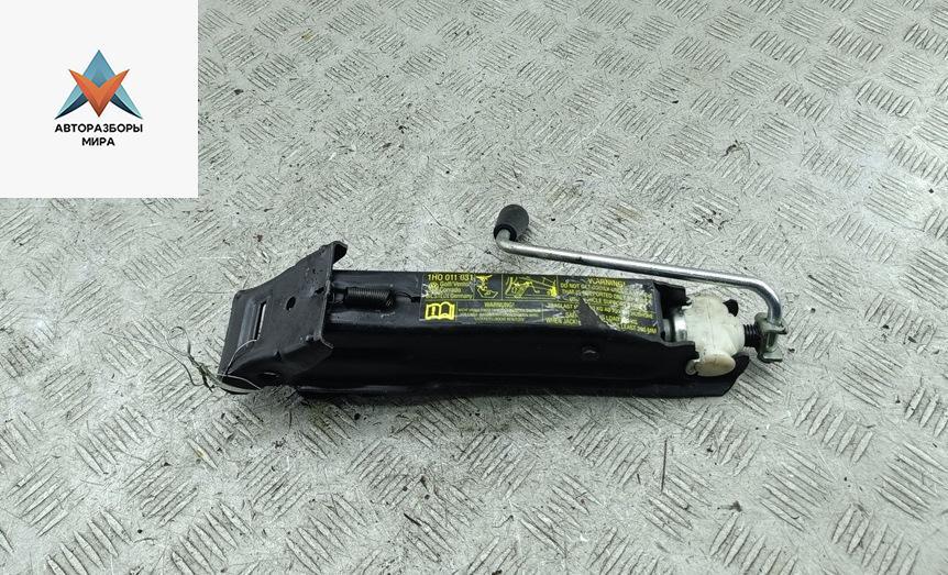 домкрат Volkswagen Golf 3 поколение 1997, 1.8 л., бензин, АКПП, серый, хетчбэк 3 дв. - фото №1