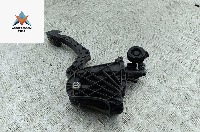 педаль сцепления Volkswagen Golf 5 поколение 2007, 1.4 л., бензин, МКПП, серый, хетчбэк 3 дв. - фото №1