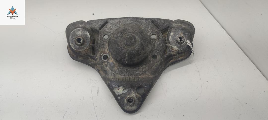 Опора амортизатора переднего (верхняя) Audi A6 4B/C5 1999, 2.8 л., бензин, МКПП, белый, универсал, 8D0412383 - фото №1