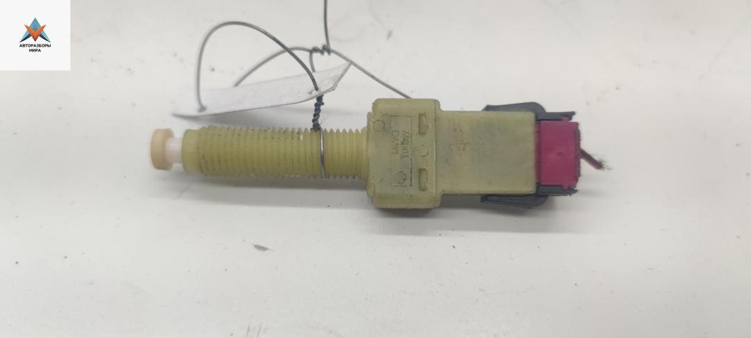 Датчик (включатель) стоп-сигнала Audi A6 4B/C5 1998, 1.8 л., бензин, МКПП, серый, седан, 443945515 - фото №1