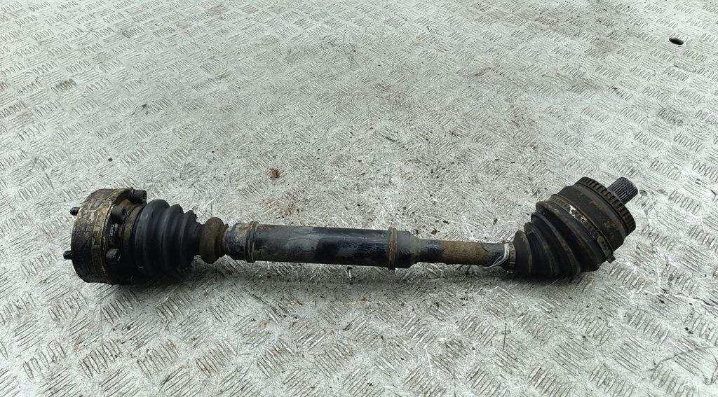 полуось передняя правая (приводной вал, ШРУС) Volkswagen Passat B5 1998, 1.8 л., бензин, МКПП, серый, седан