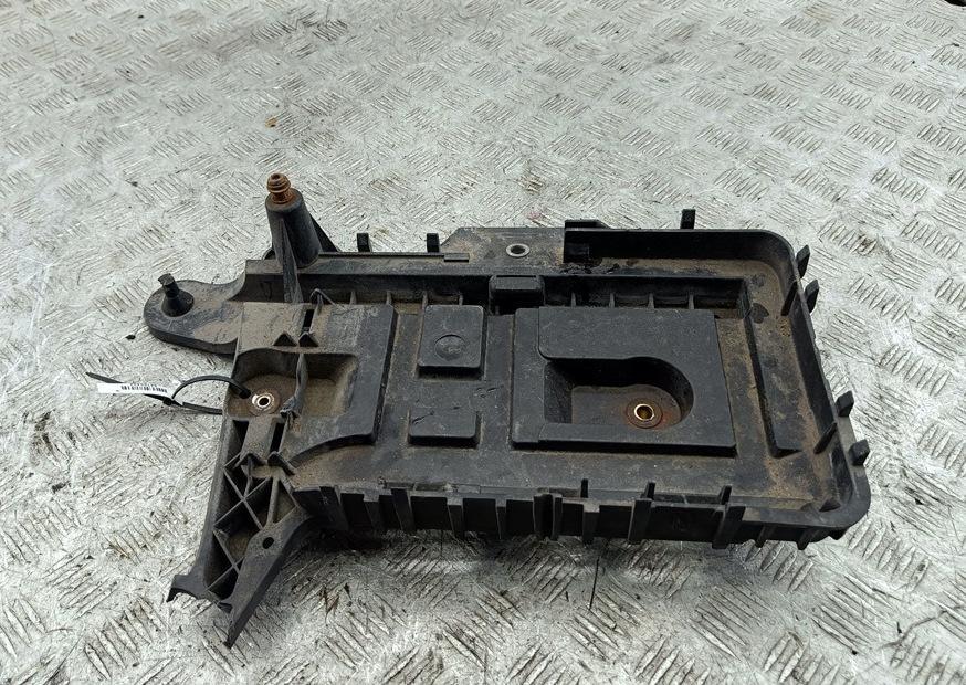полка аккумулятора Volkswagen Passat B6 2008, 2.0 л., дизель, МКПП, синий, универсал