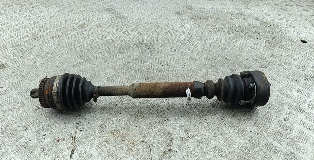 полуось передняя левая (приводной вал, ШРУС) Volkswagen Passat B5 1999, 1.6 л., бензин, МКПП, синий, универсал