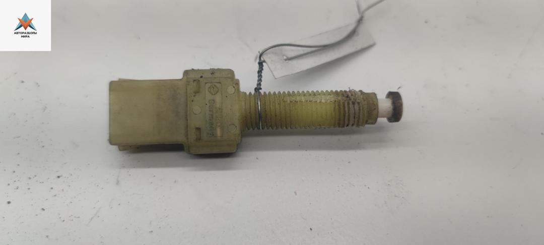 Датчик (включатель) стоп-сигнала Audi 80 8C/B4 1991, 2.0 л., бензин, МКПП, белый, седан, 443945515 - фото №1