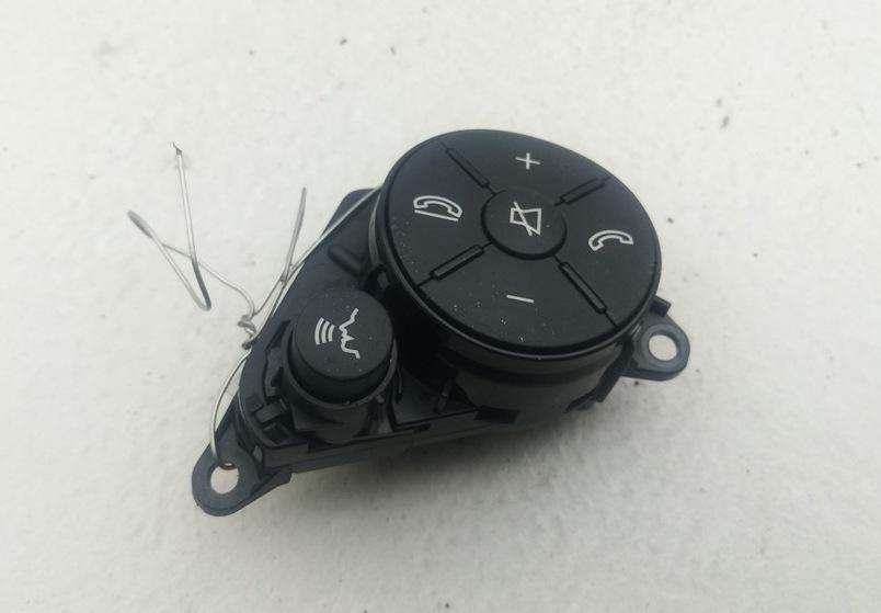 кнопки управления на руле Mercedes-Benz C-Класс W204/S204 2010, 1.8 л., бензин, МКПП, серый, универсал, 2048210051 - фото №1