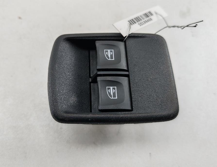 кнопка стеклоподъемника переднего левого Dacia (Renault) Sandero II 2019, 1.0 л., бензин, МКПП, белый, хетчбэк 5 дв., 254117873R