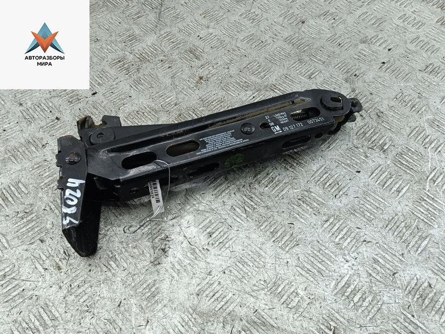 домкрат Opel Corsa D 2009, 1.2 л., бензин, МКПП, жёлтый, хетчбэк 3 дв. - фото №1