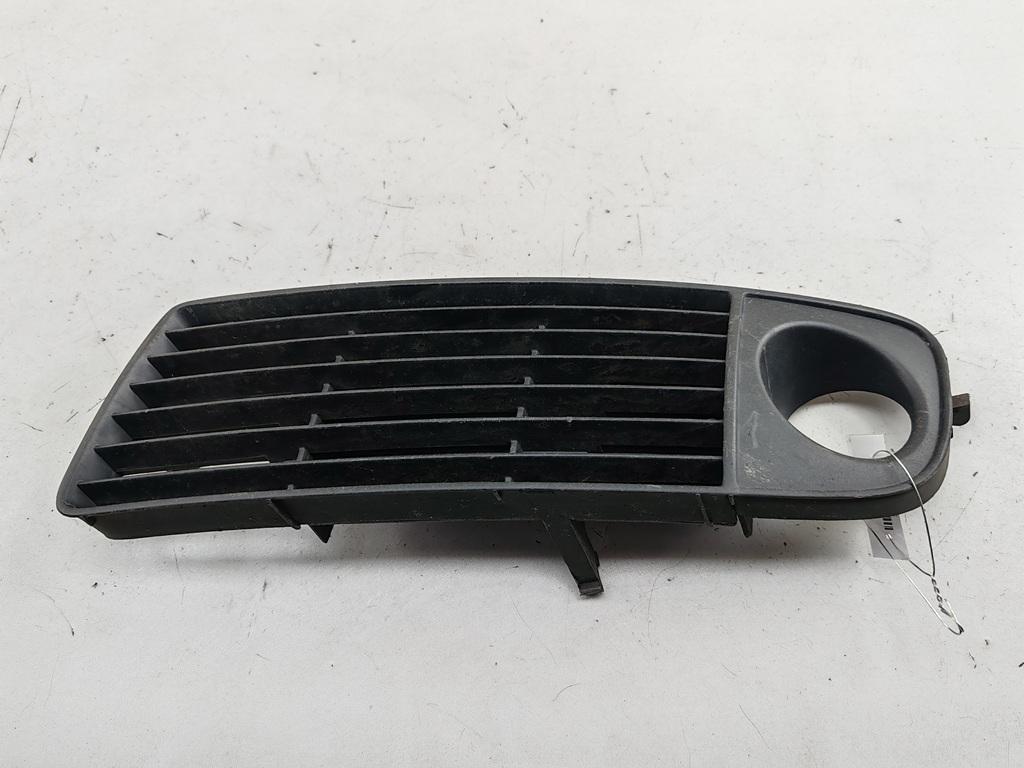 рамка фары противотуманной левой Audi A6 C5 1998, 1.8 л., бензин, МКПП, серый, седан, 4B0807681J