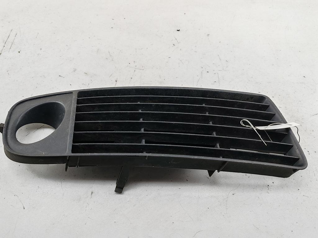 рамка фары противотуманной правой Audi A6 4B/C5 1998, 1.8 л., бензин, МКПП, серый, седан, 4B0807682HR - фото №1