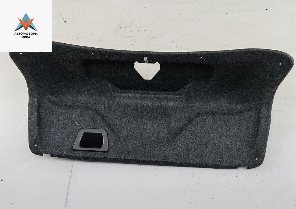 обшивка крышки багажника Audi A4 B5 1997, 1.6 л., бензин, МКПП, красный, седан, 8D5867975D - фото №1