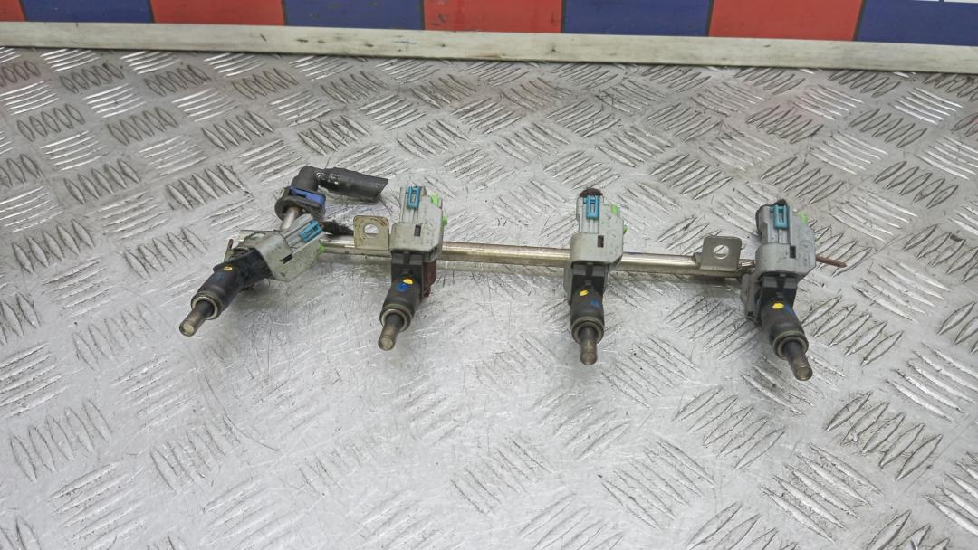 топливная рампа Opel Mokka 1 поколение 2013, 1.6 л., бензин, МКПП, внедорожник 5 дв. - фото №1