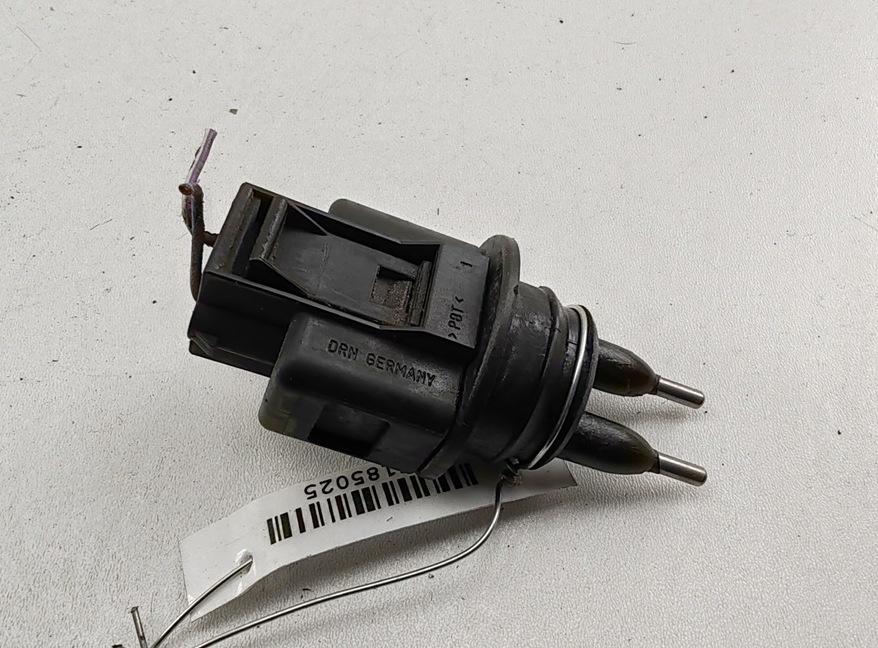 датчик уровня омывающей жидкости Volkswagen Passat B6 2006, 2.0 л., дизель, МКПП, серый, универсал, 7M0919376 - фото №1