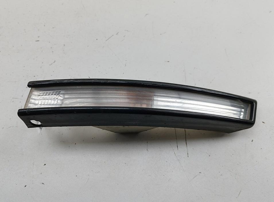 Поворотник (указатель поворота) левый Volkswagen Passat B6 2006, 2.0 л., дизель, МКПП, чёрный, универсал, 3C0953041H - фото №1