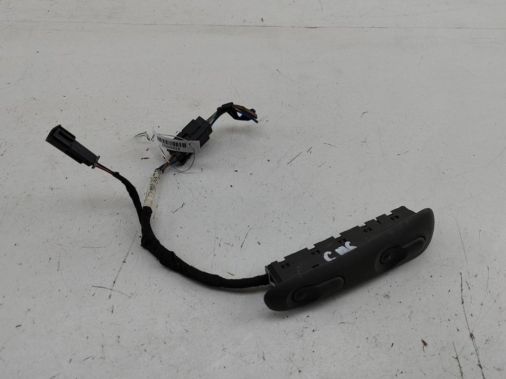 кнопка стеклоподъемника переднего правого Opel Omega B 1998, 2.0 л., бензин, МКПП, серый, седан, 90457364 - фото №1
