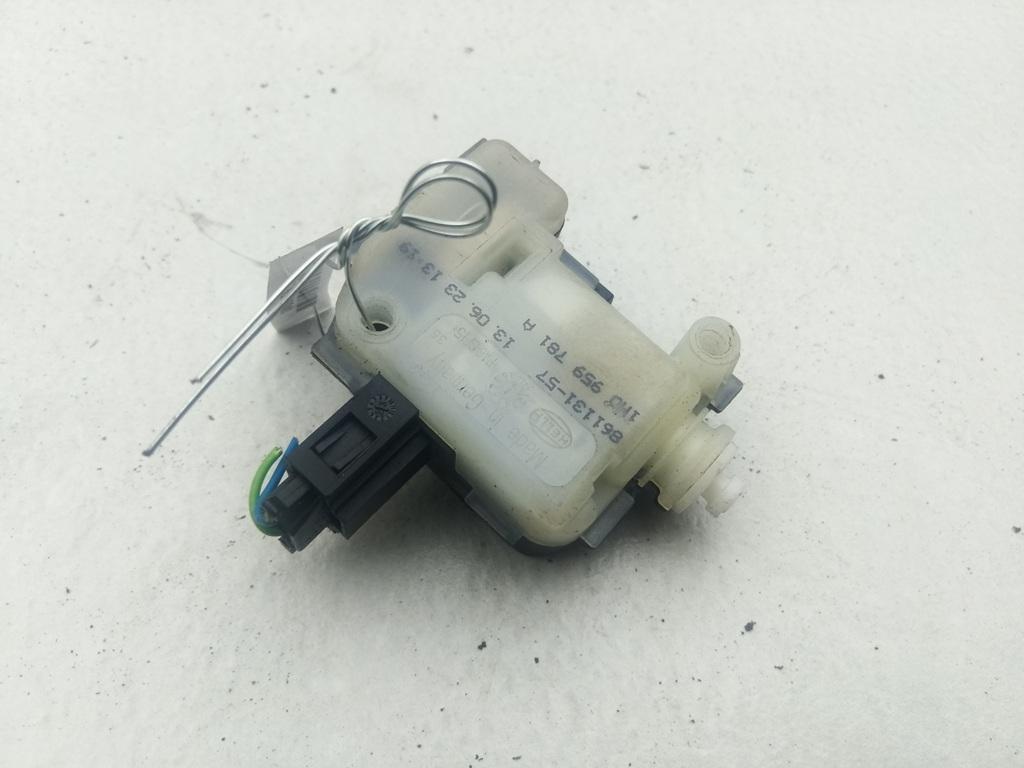 активатор замка багажника Volkswagen Passat B5 1999, 1.9 л., дизель, МКПП, серый, универсал, 1M0959781A
