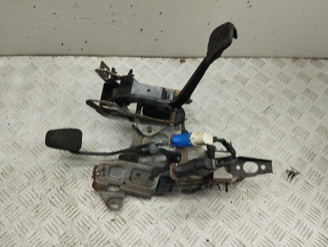 узел педальный (блок педалей) Ford Fiesta 6 поколение 2009, 1.3 л., бензин, МКПП, красный, хетчбэк 3 дв., 8V51245CAF - фото №1