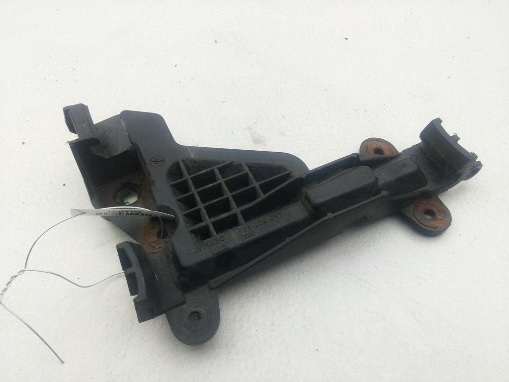 кронштейн заднего бампера Audi 100 C4 1993, 2.6 л., бензин, МКПП, серый, универсал, 4A0807484