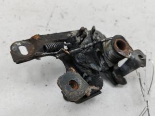 замок капота Audi A4 B5 1996, 2.6 л., бензин, МКПП, синий, универсал, 8D0823509