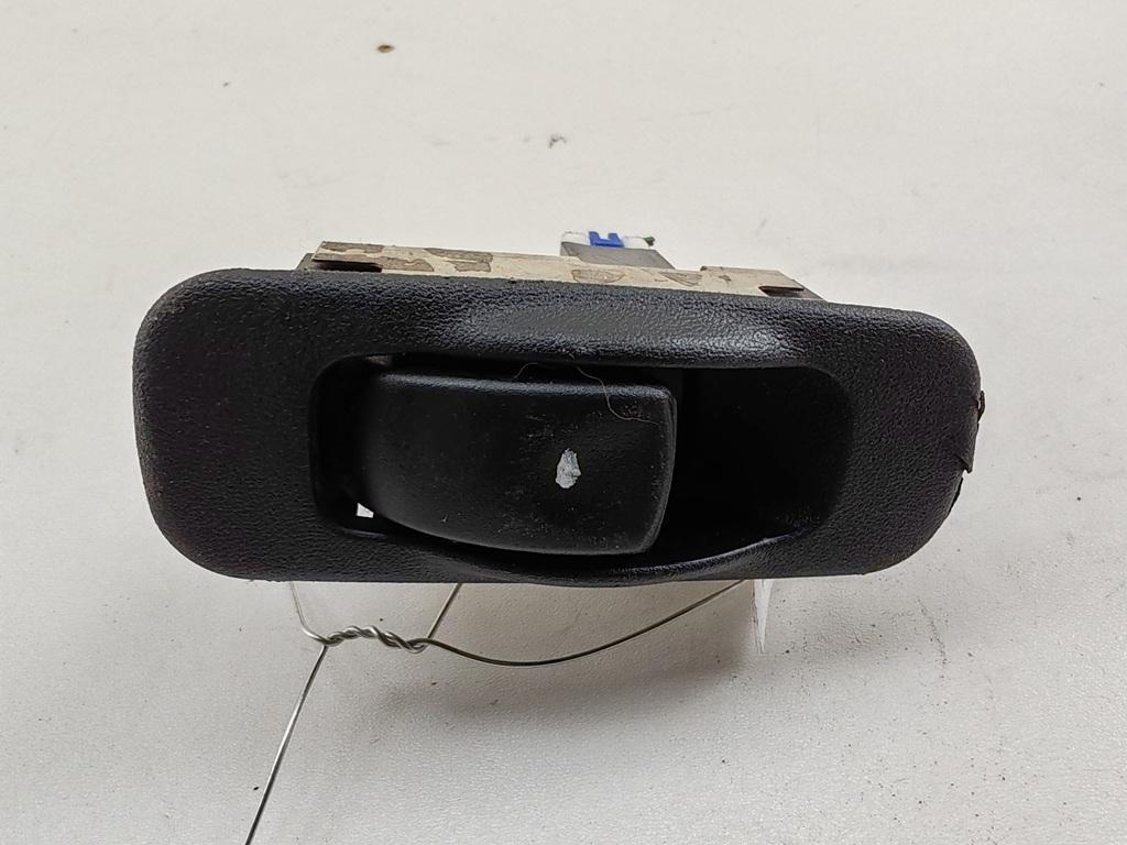 кнопка стеклоподъемника заднего левого Mitsubishi Carisma 1998, 1.8 л., бензин, АКПП, серый, хетчбэк 5 дв., MR740601