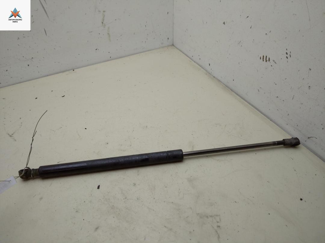 амортизатор крышки багажника (3-5 двери) Volvo S40 2 поколение 2004, 2.4 л., бензин, МКПП, серый, универсал, 30716189 - фото №1