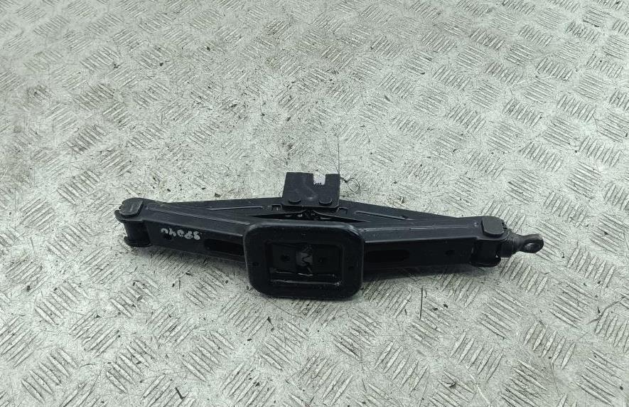 домкрат Hyundai i30 2009, 1.4 л., бензин, МКПП, чёрный, хетчбэк 5 дв.