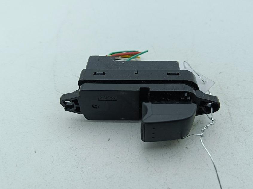 кнопка стеклоподъемника переднего правого Mazda 5 2006, 2.0 л., дизель, МКПП, серый, минивэн, CC3366370A