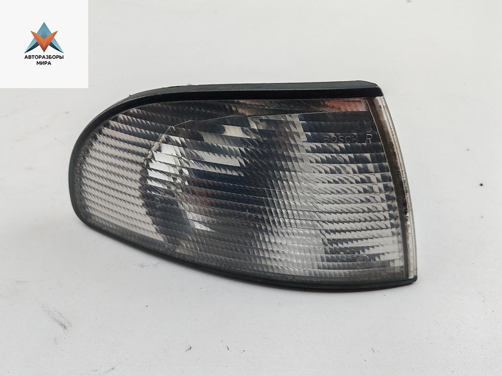 Поворотник (указатель поворота) правый Audi A4 B5 1997, 2.6 л., бензин, МКПП, серый, универсал, 8D0953050A - фото №1