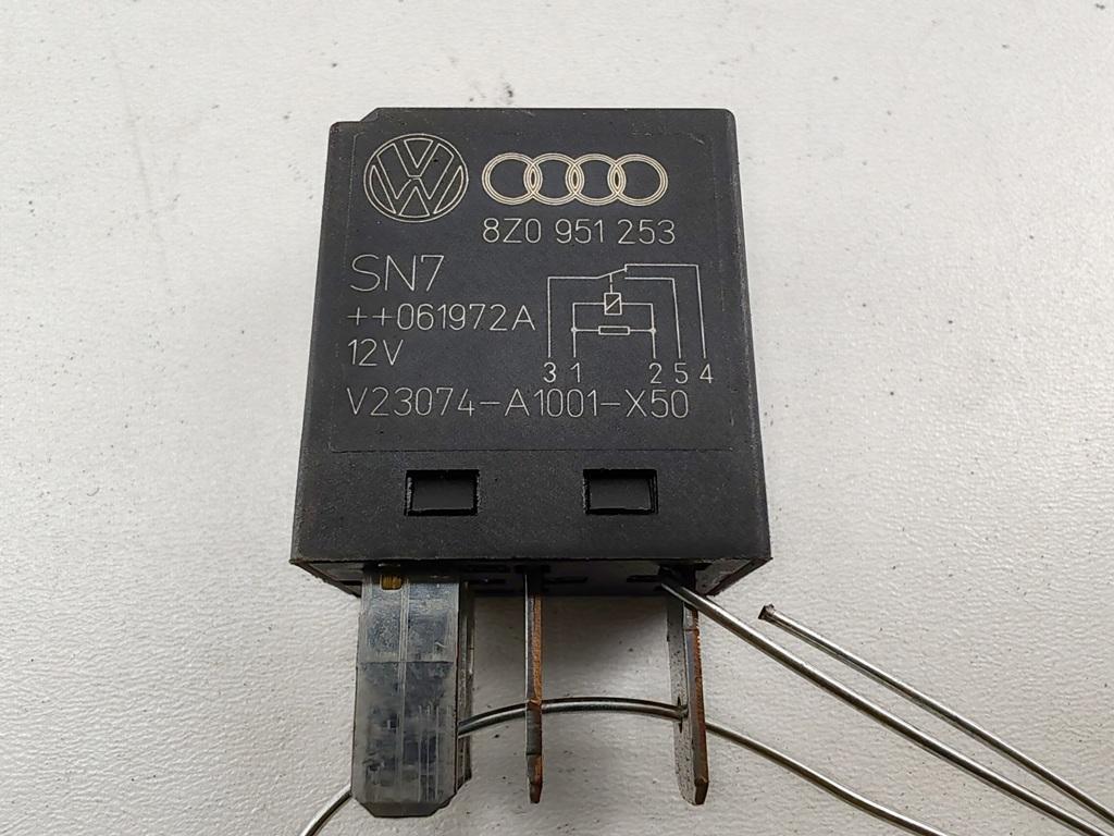 Реле стеклоочистителя (дворников) Audi Q7 4L 2006, 4.2 л., бензин, АКПП, серый, внедорожник 5 дв., 8Z0951253 - фото №1