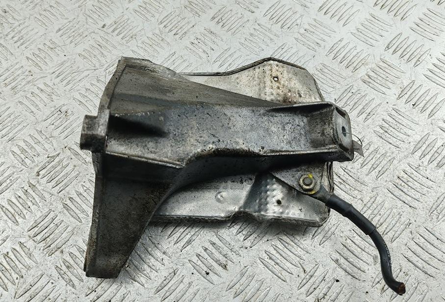 кронштейн двигателя Audi A4 B5 1995, 1.6 л., бензин, МКПП, зелёный, седан, 8D0199308F