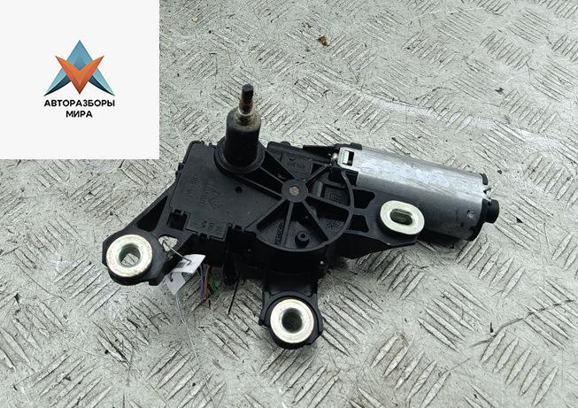 Двигатель стеклоочистителя заднего (моторчик дворников) Audi A4 B5 1996, 1.8 л., бензин, МКПП, серый, универсал, 404219 - фото №1