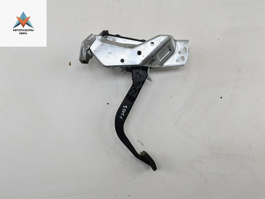 педаль сцепления Opel Zafira 1 поколение (A) 2001, 2.2 л., бензин, МКПП, серый, минивэн, 90581106 - фото №1