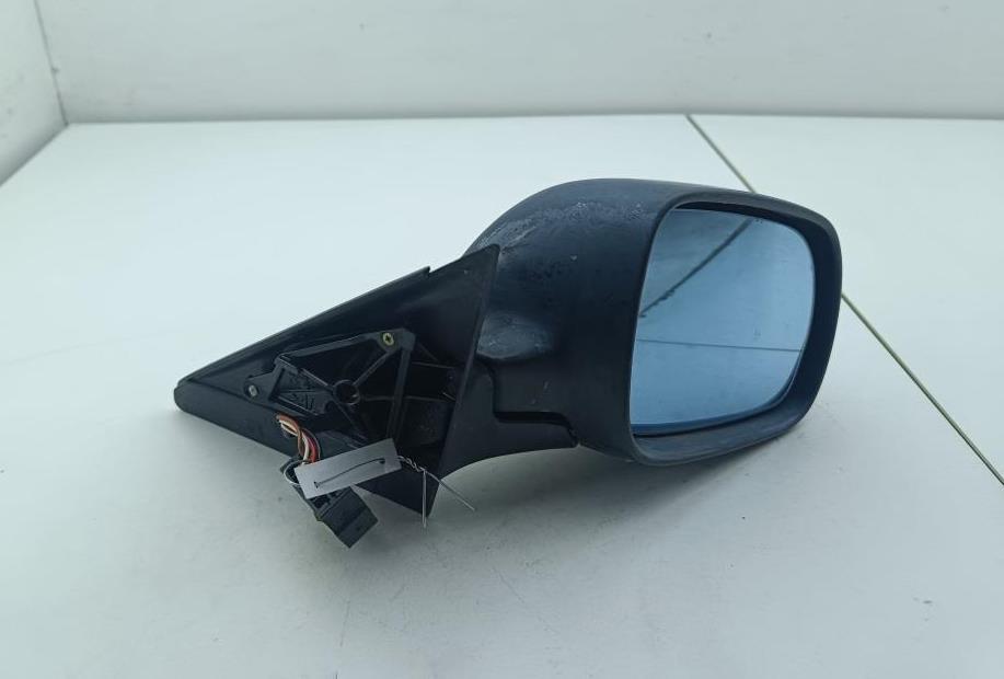 зеркало правое Audi A4 B5 1995, 1.6 л., бензин, МКПП, зелёный, седан, 8D1858532