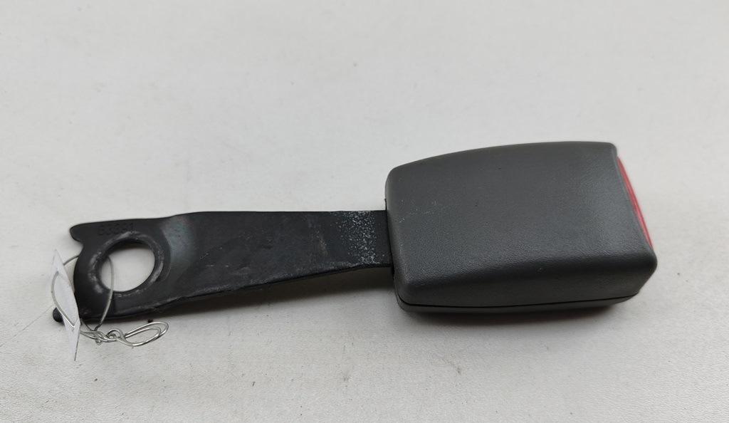 замок ремня безопасности Mitsubishi Space Wagon 3 поколение (Typ N50) 2001, 2.4 л., бензин, МКПП, серый, минивэн - фото №1