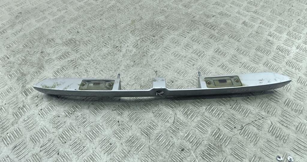 накладка подсветки номера Audi A4 B5 1996, 1.8 л., бензин, МКПП, серый, универсал, 8D9827574
