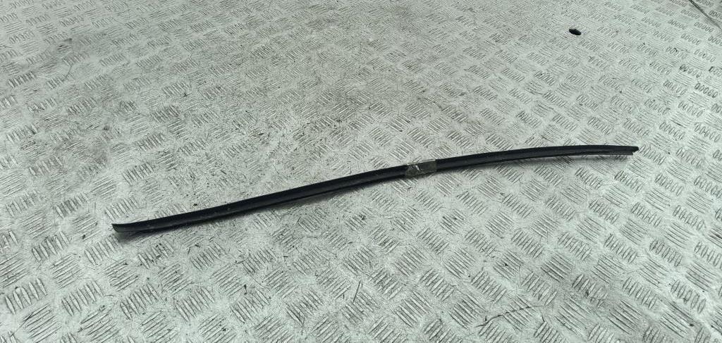 молдинг лобового стекла Volkswagen Passat B6 2007, 2.0 л., дизель, МКПП, серый, универсал