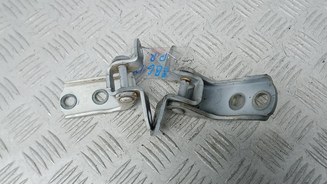 петля двери Toyota RAV4 4 поколение (CA40) 2014, 2.0 л., дизель, МКПП, внедорожник 5 дв., 6877052031, 6871012151 - фото №1