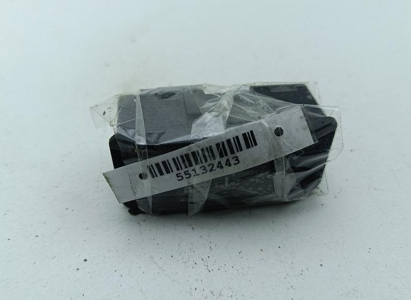 кнопка открывания люка BMW 3 E46 2004, 2.0 л., бензин, АКПП, чёрный, седан, 6907288