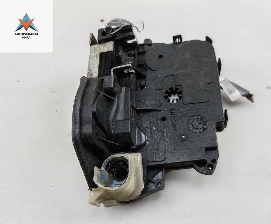 замок двери передней левой BMW 3 серия E90/E91/E92/E93 2007, 2.0 л., бензин, МКПП, синий, седан, 7059967 - фото №1