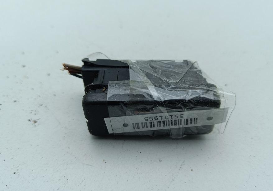 кнопка аварийной сигнализации BMW 3 E36 2000, 1.9 л., бензин, МКПП, чёрный, хетчбэк 3 дв., 1378128
