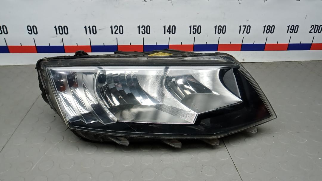 фара правая Skoda Octavia 3 поколение (A7) 2014, 1.6 л., дизель, МКПП, хетчбэк 5 дв. - фото №1