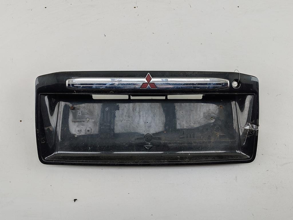 накладка двери (крышки) багажника Mitsubishi Space Wagon 2001, 2.4 л., бензин, МКПП, серый, минивэн, MR275638
