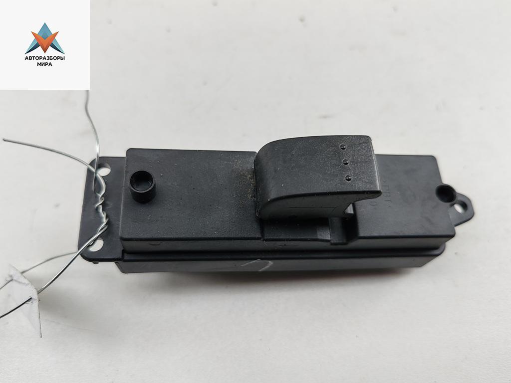 кнопка стеклоподъемника переднего правого Mazda 3 BK 2005, 1.6 л., бензин, МКПП, серый, хетчбэк 5 дв., BP466370 - фото №1