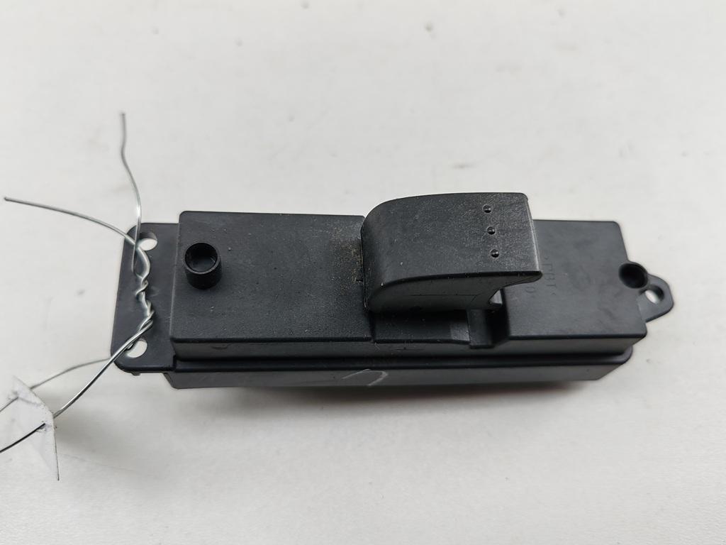 кнопка стеклоподъемника переднего правого Mazda 3 BK 2005, 1.6 л., бензин, МКПП, серый, хетчбэк 5 дв., BP466370 - фото №1