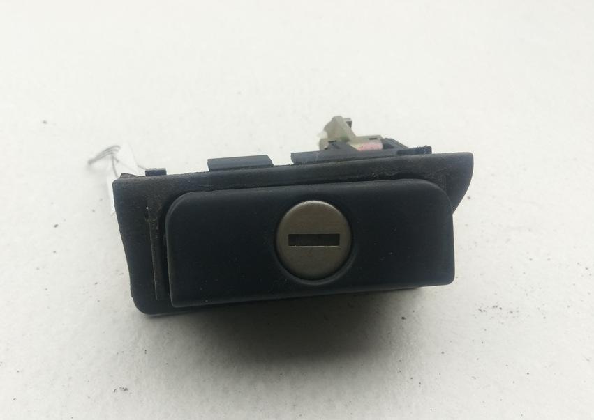кнопка открытия багажника Volkswagen Golf-3 1997, 1.8 л., бензин, АКПП, серый, хетчбэк 3 дв., 1H6827571