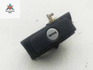 кнопка открытия багажника Volkswagen Golf 3 поколение 1992, 1.6 л., бензин, МКПП, красный, хетчбэк 5 дв., 1H6827571