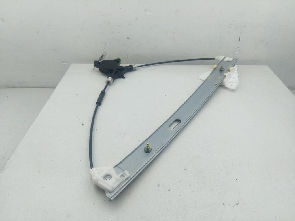 стеклоподъемник электрический передний левый Mazda 3 BK 2005, 1.6 л., бензин, МКПП, серый, хетчбэк 5 дв. - фото №1